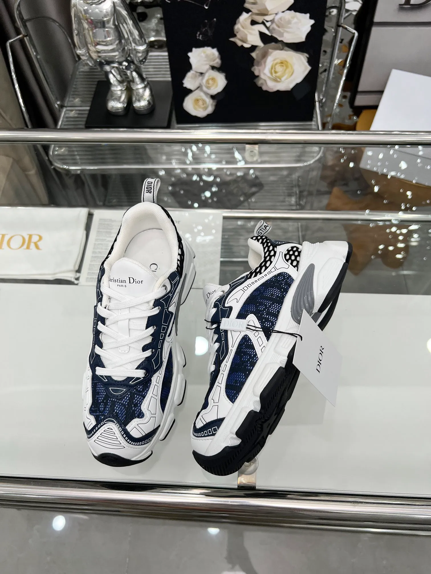 👟👟Ex-factory price 540👟👟 New updates will be released simultaneously on the official website. This Dior Vibe sneaker incorporates Dior’s high-end spirit and reinterprets classic running shoes. The dark blue mesh is decorated with Oblique print and is paired with white and dark blue leather-effect panels for a contrasting and stylish look. It is further embellished with classic details such as 3D effect details, the lucky star symbol on the rear, and the logo on the tongue and rear pull tab. The lightweight sole is embellished with a gray star pattern that complements a variety of casual or elegant pieces for a modern look. Size: Women’s size 35-41 (35/42 can be customized)